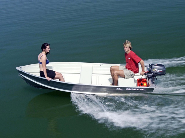 Hliníkový člun Marine 12M s vnitřní barvou.