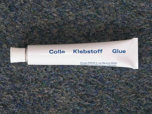 Lepidlo na lodě Zodiac 