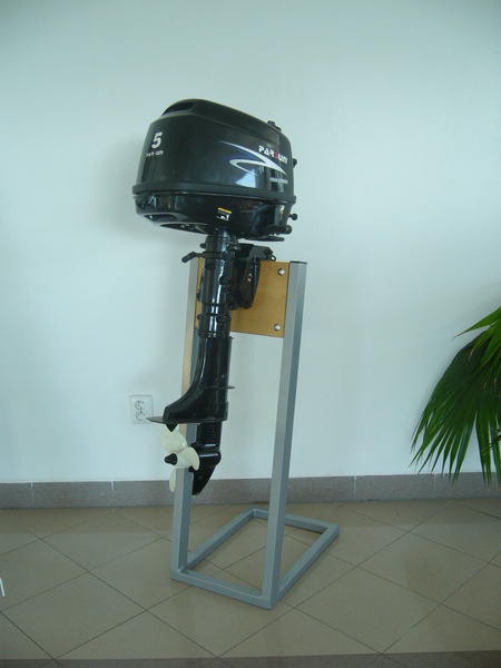 Stojan na lodní motor nerezový na zakázku